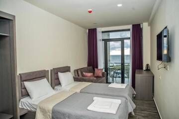 Фото номера Двухместный номер с 1 кроватью и балконом Отель Hotel Scala г. Шекветили 5